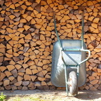 Schubkarre an Holz