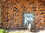 Schubkarre an Holz