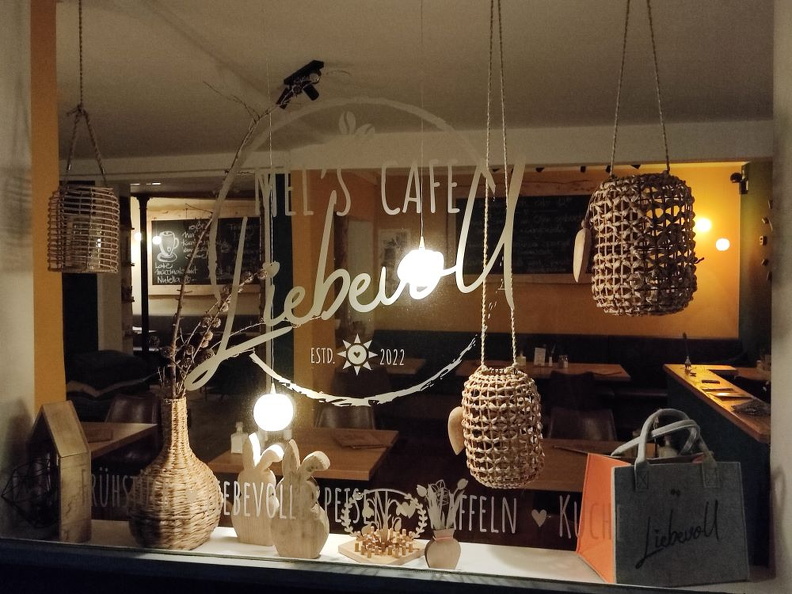 rhen_Schaufenster bei Abend.jpg