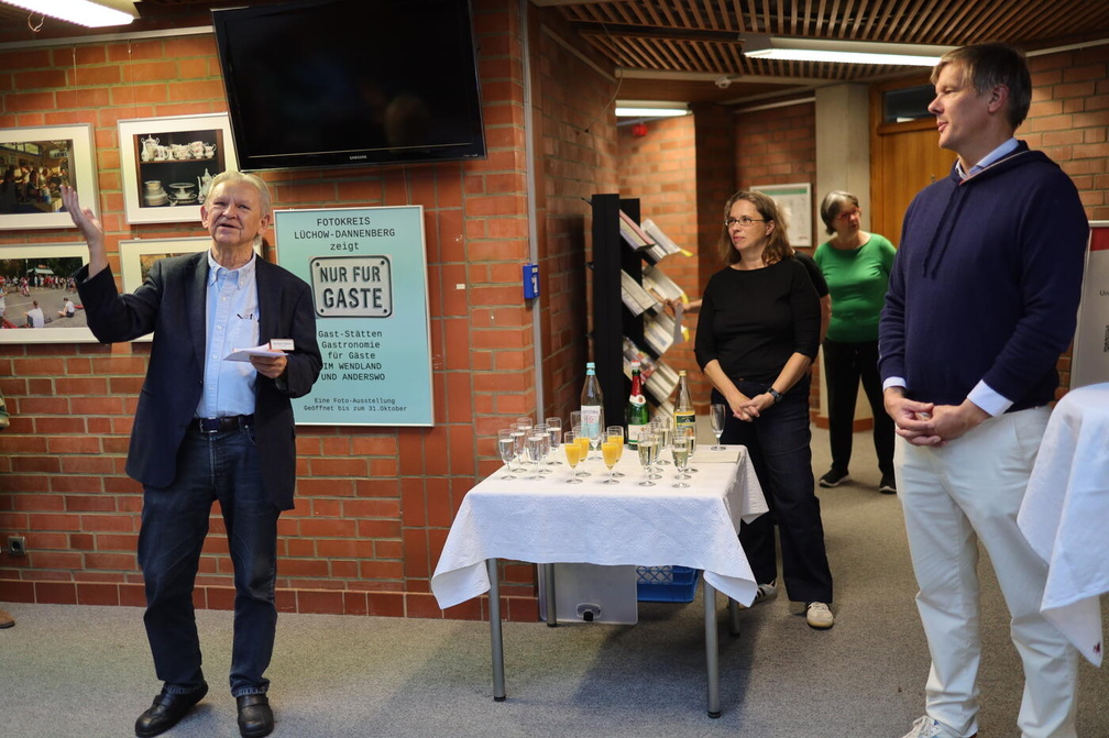 Vernissage zur Fotoausstellung "NUR FÜR GÄSTE"