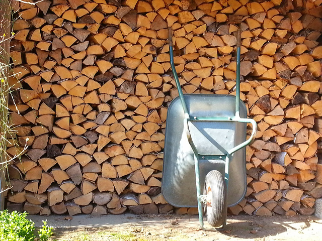 Schubkarre an Holz